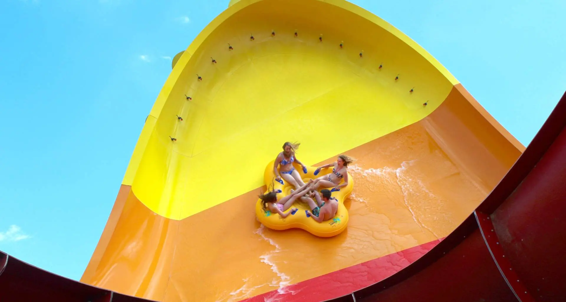 Cuatro personas en el tobogán Tornado Wave