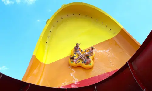 Cuatro personas en el tobogán Tornado Wave