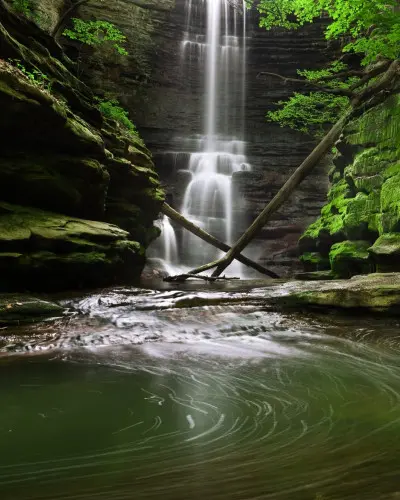 Una cascada con una charca debajo, Parque Estatal Matthiessen, Oglesby