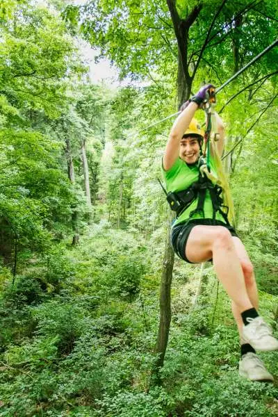 Una mujer en una tirolina en el Bosque Nacional de Shawnee