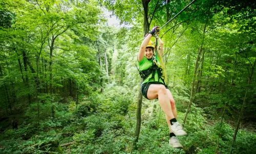 Una mujer en una tirolesa en el bosque nacional de Shawnee