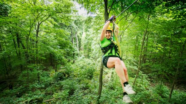 Una mujer en una tirolina en el Bosque Nacional de Shawnee