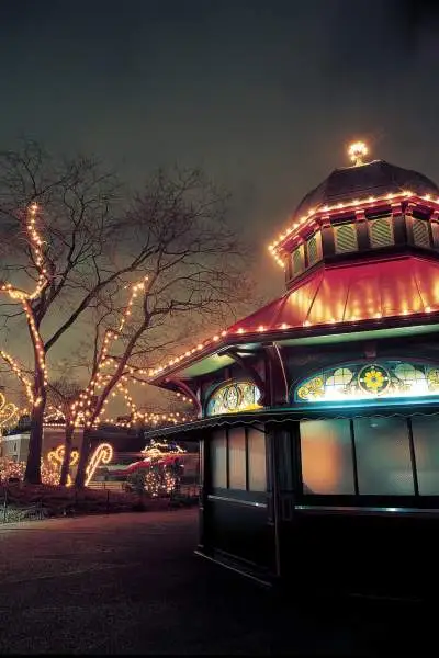 Luces de un edificio por la noche