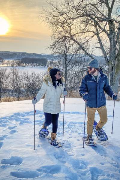 Una pareja disfruta esquiando.