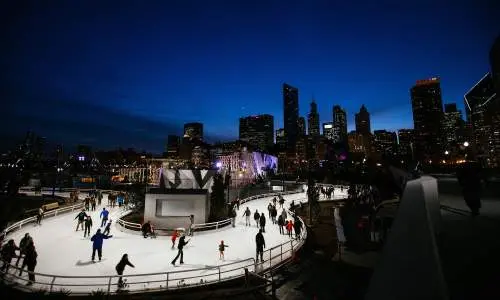 Personas patinando sobre hielo en una pista 