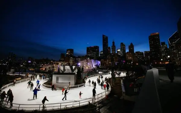 Personas patinando sobre hielo en una pista 