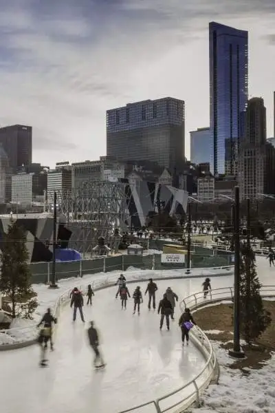 Gente patinando sobre hielo en un parque de Chicago