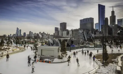 Gente patinando sobre hielo en un parque de Chicago
