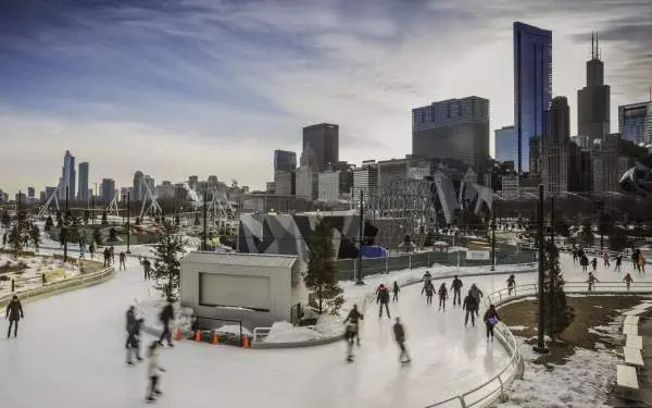Gente patinando sobre hielo en un parque de Chicago