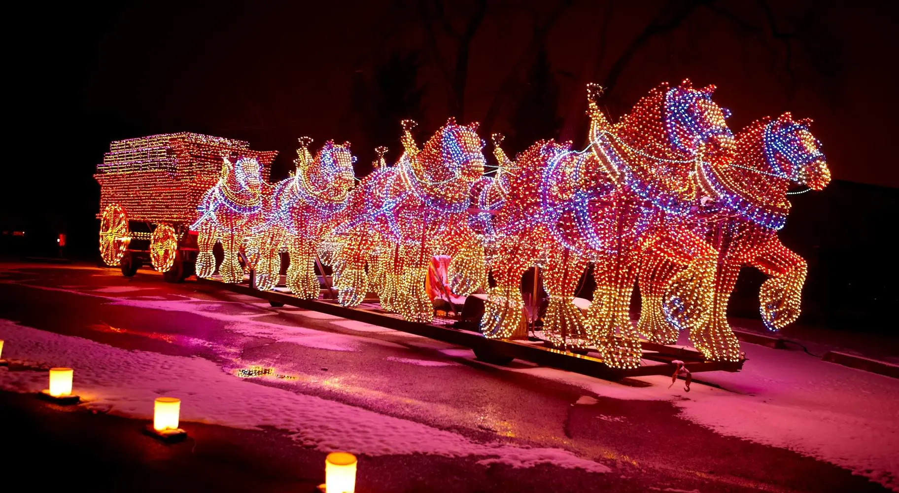 Expositor navideño cubierto de luces