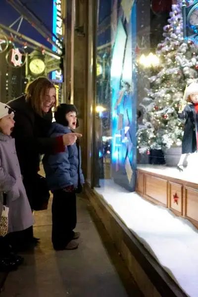 Mujer y niños mirando al escaparate