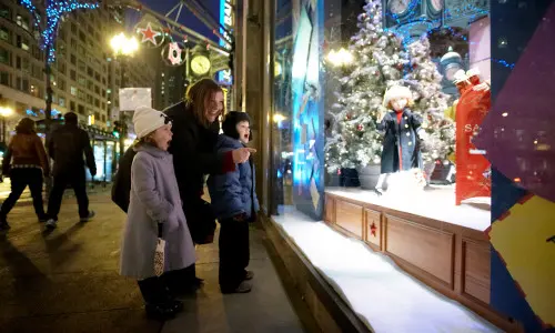 Mujer y niños mirando al escaparate