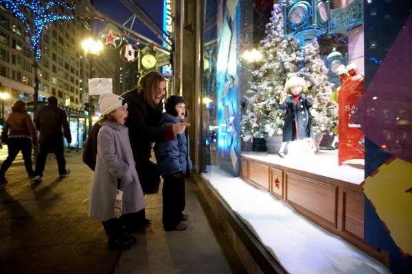 Mujer y niños mirando al escaparate