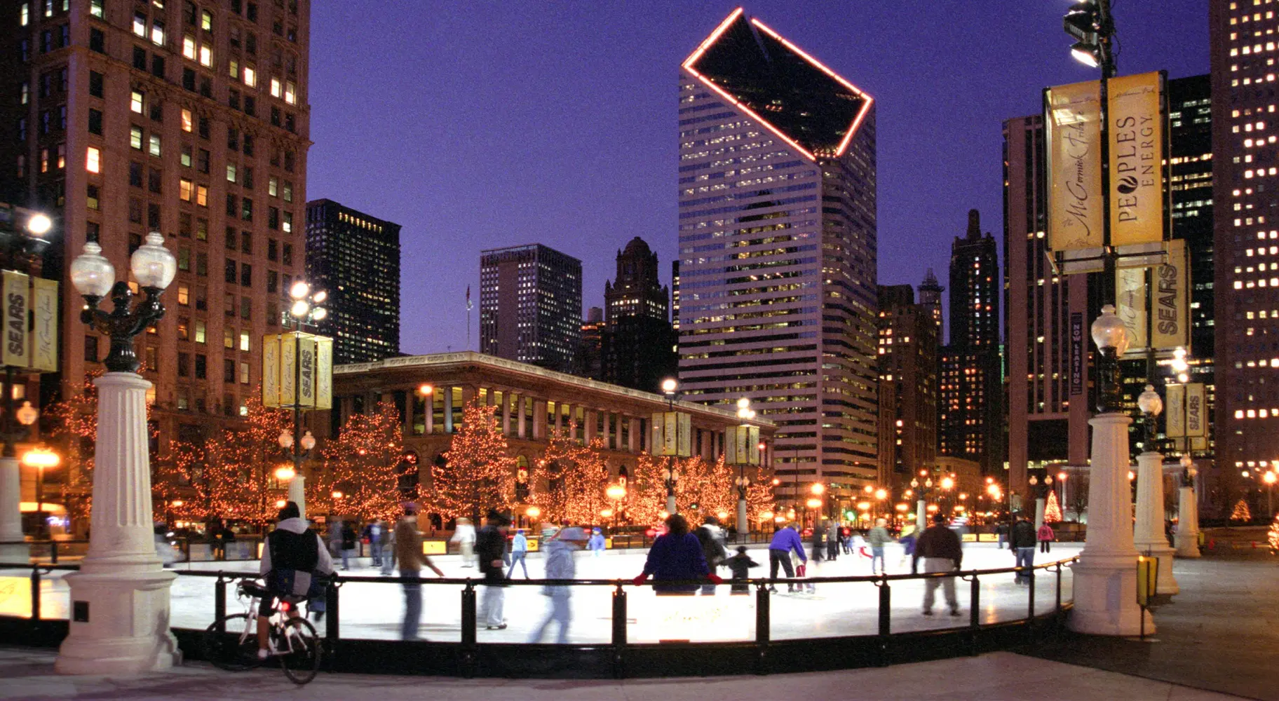 Gente Patinaje sobre hielo de noche