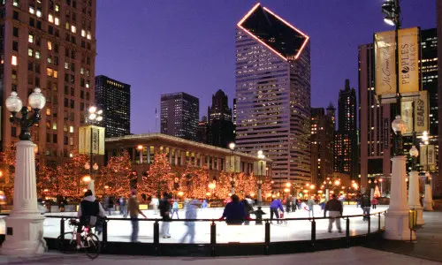 Gente Patinaje sobre hielo de noche