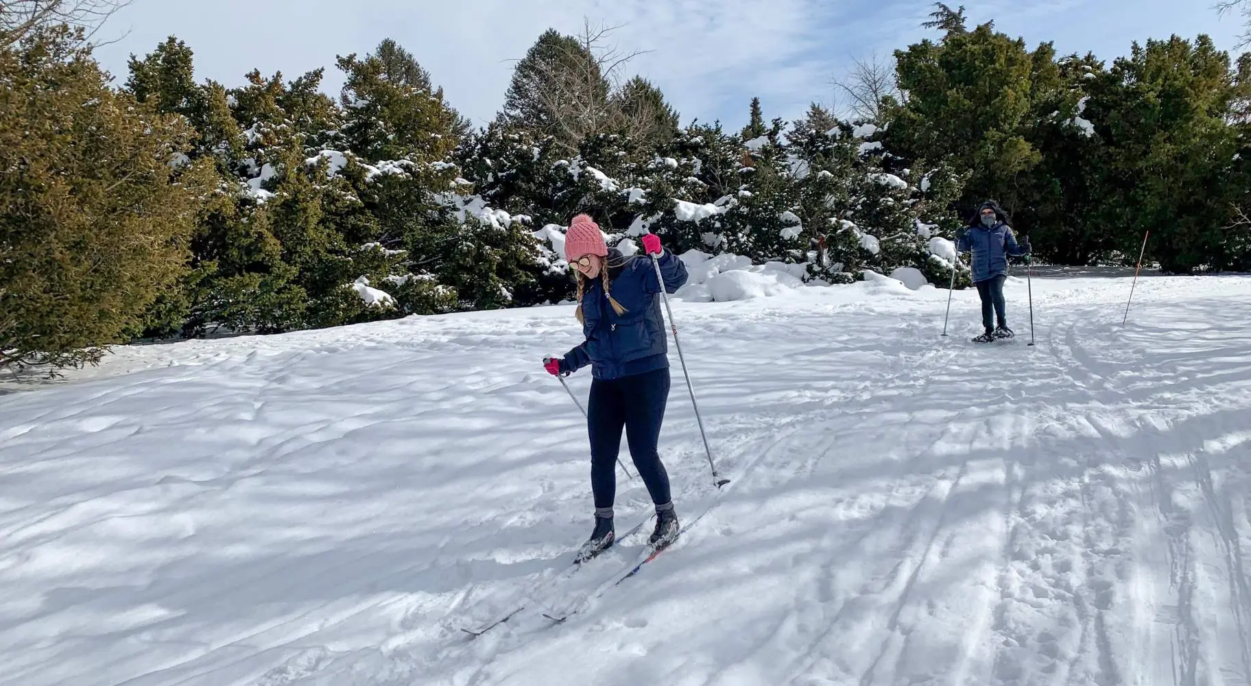 Dos personas esquiando 