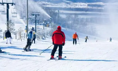 Esquiadores descendiendo la montaña de los castaños