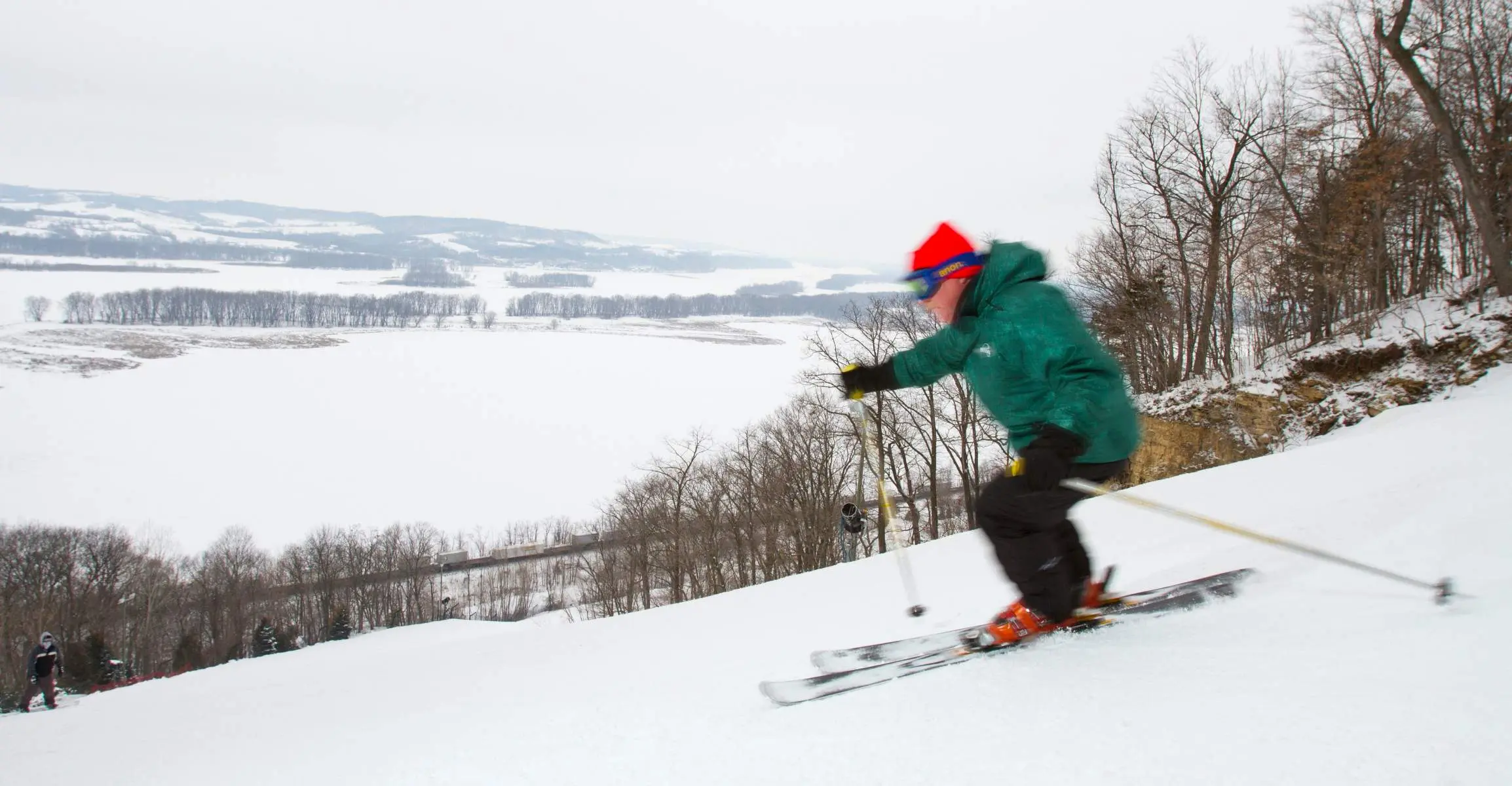 Una persona esquiando 