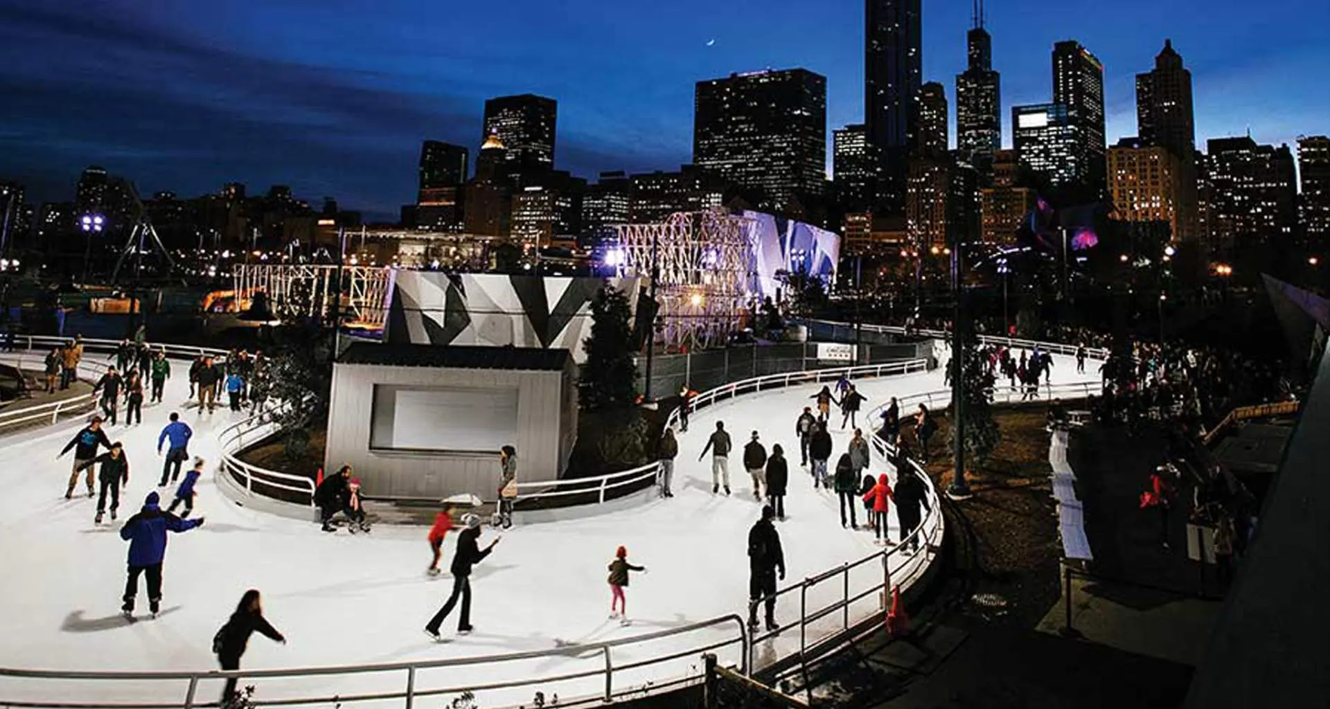 Gente patinando por la pista