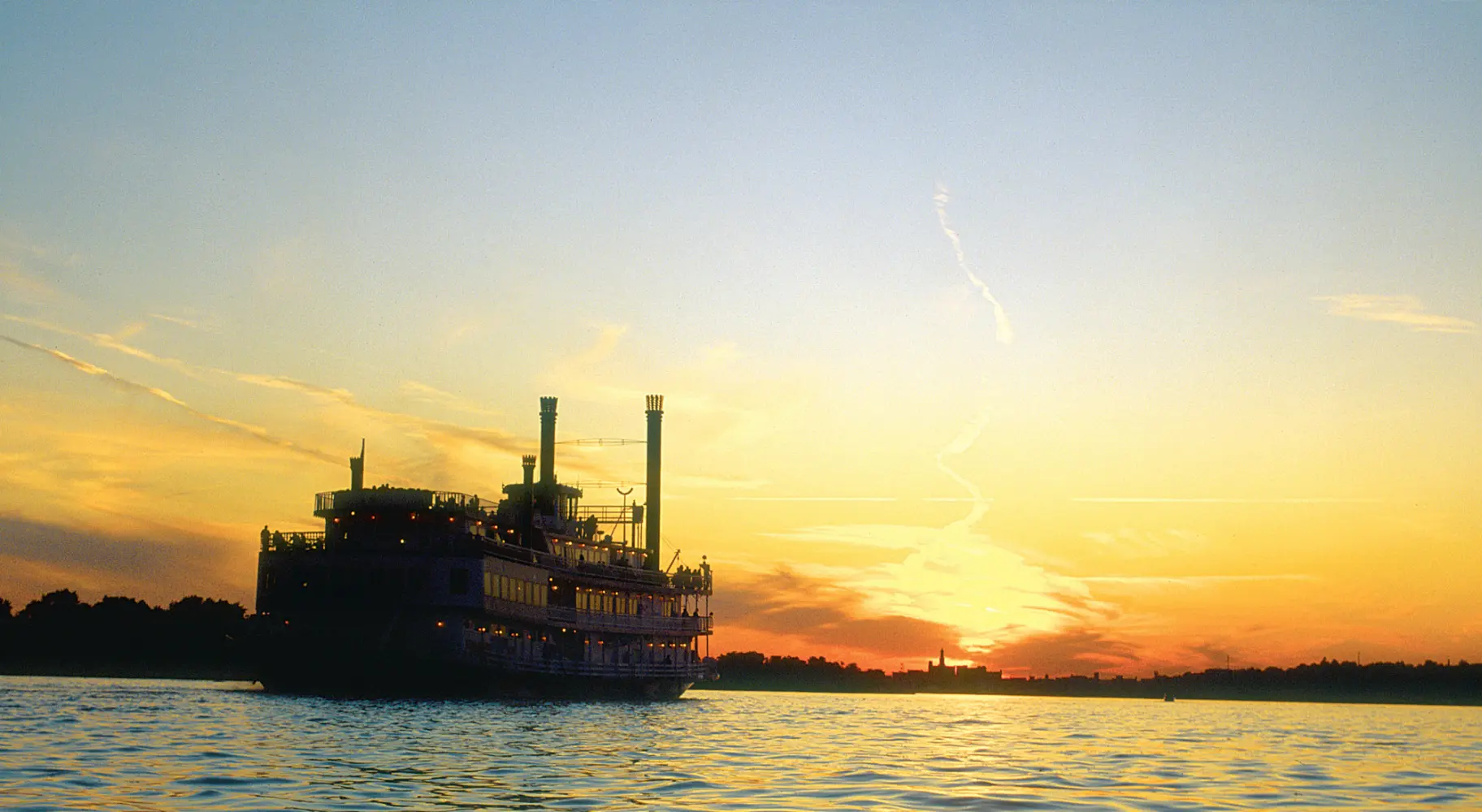 Amanecer con barca en un río