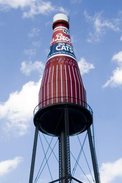 La botella gigante de Brooks Catsup contra un cielo azul en Collinsville
