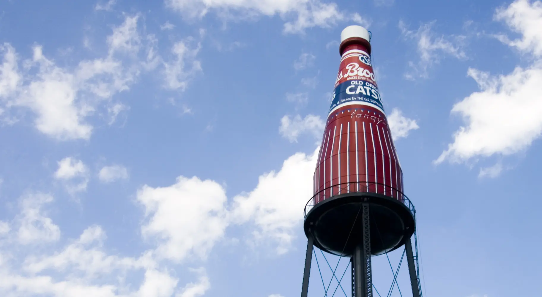 La botella gigante de Brooks Catsup contra un cielo azul en Collinsville
