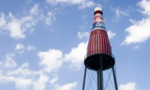La botella gigante de salsa de tomate Brooks contra un cielo azul en Collinsville
