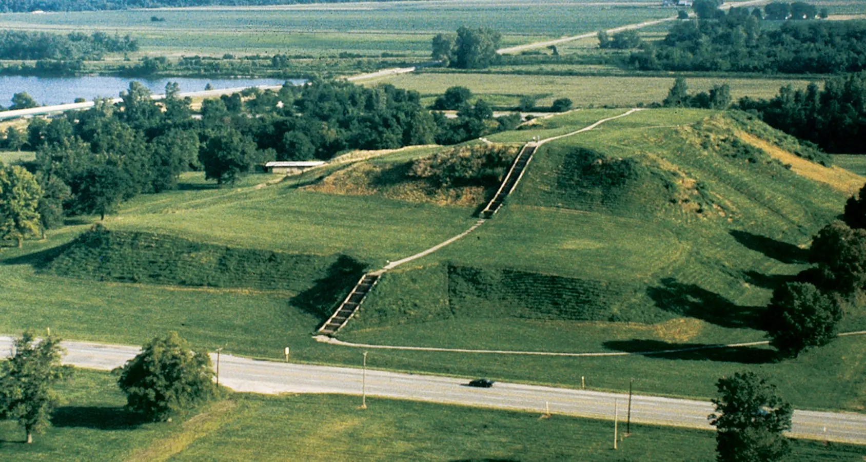 Campos verdes del Sitio Histórico Estatal Cahokia Mounds 