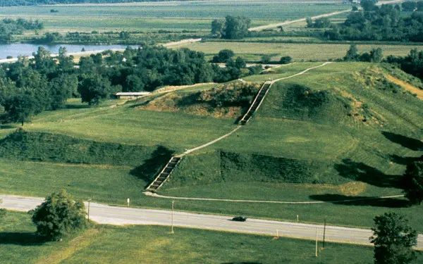 Campos verdes del Sitio Histórico Estatal Cahokia Mounds 