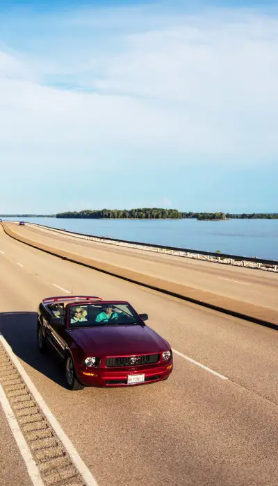 Coches circulando por la Great River Road.