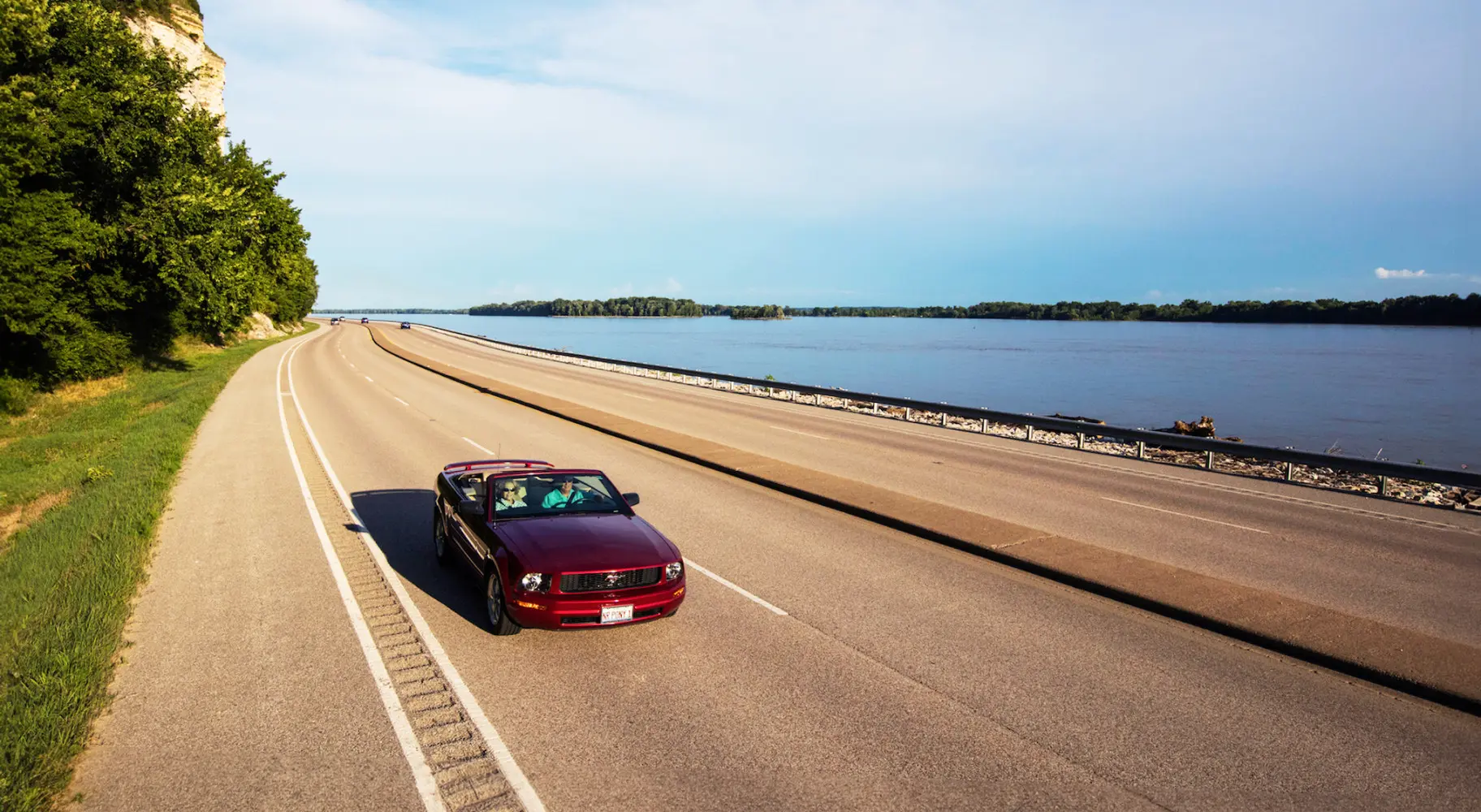 Coches circulando por la Great River Road.