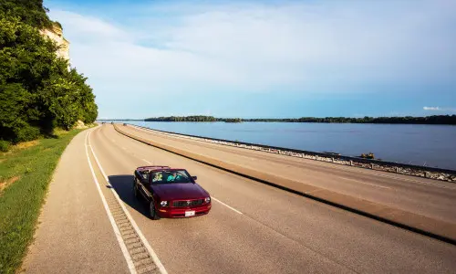 Automóviles circulando por la Great River Road.