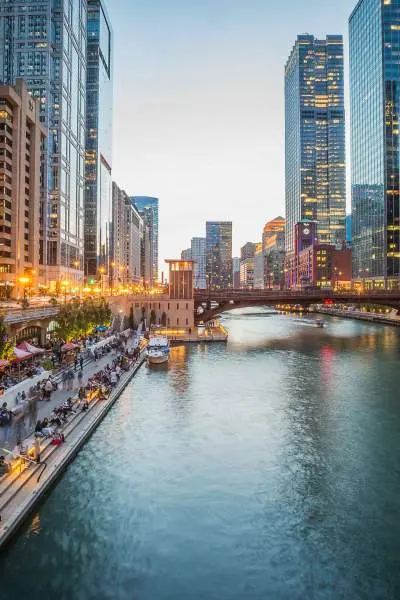 Una ciudad con grandes edificios y un río que la atraviesa