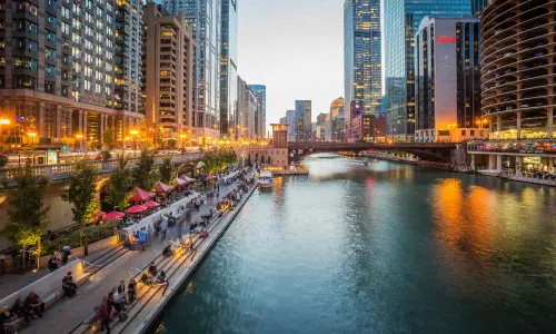 Una ciudad con grandes edificios y un río que la atraviesa