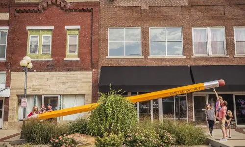 Gran atracción de lápices con familias a su alrededor.