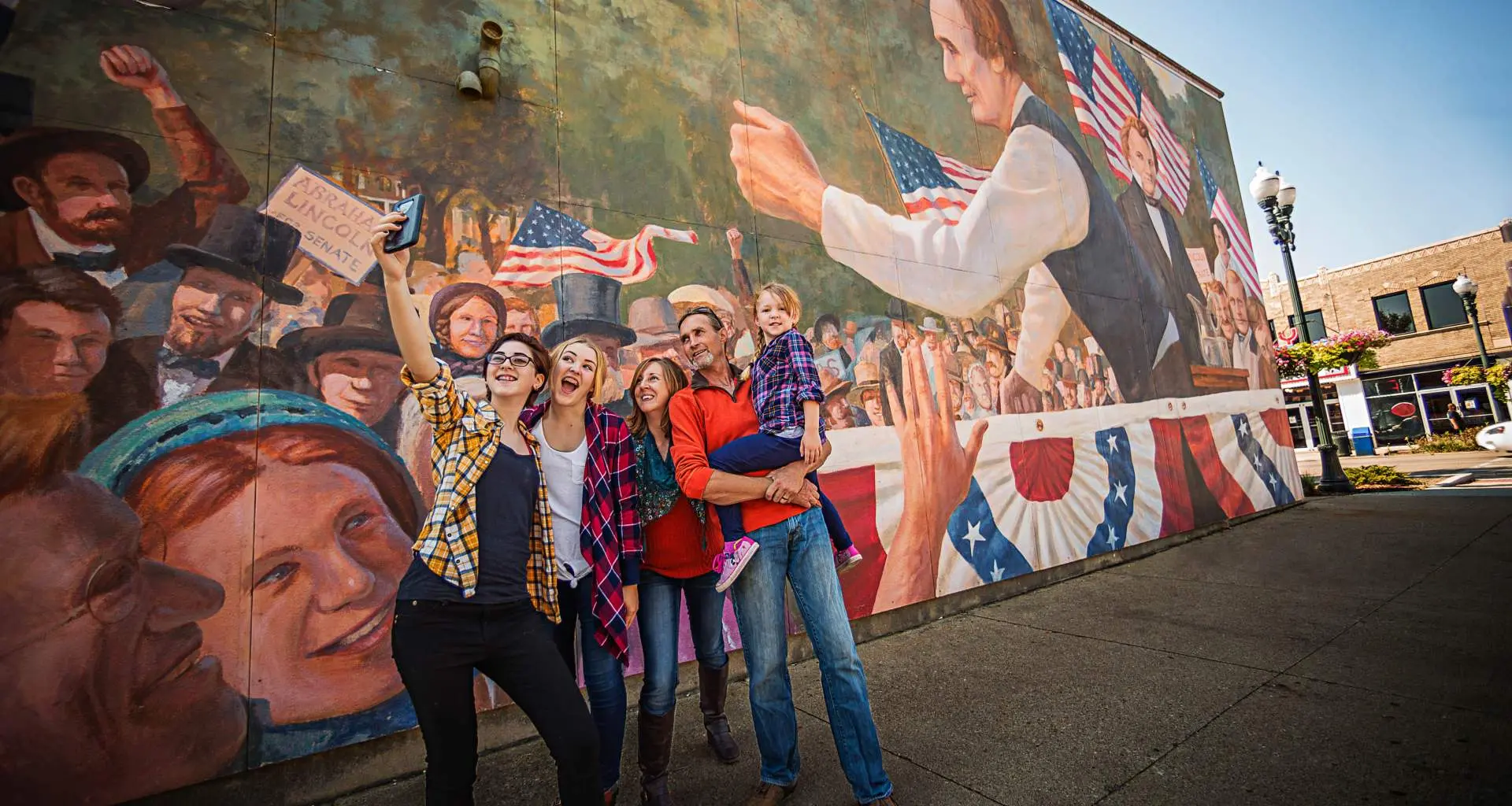 Familia tomándose un selfie delante de un mural en Ottawa