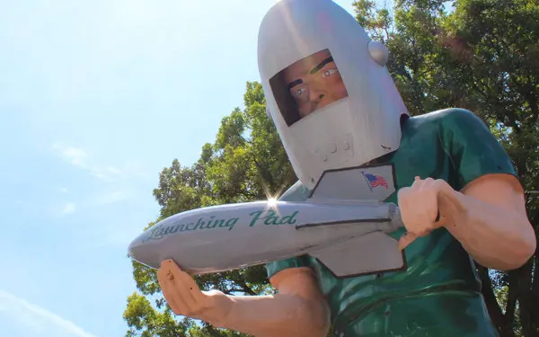 Una gran estatua gigante de Géminis