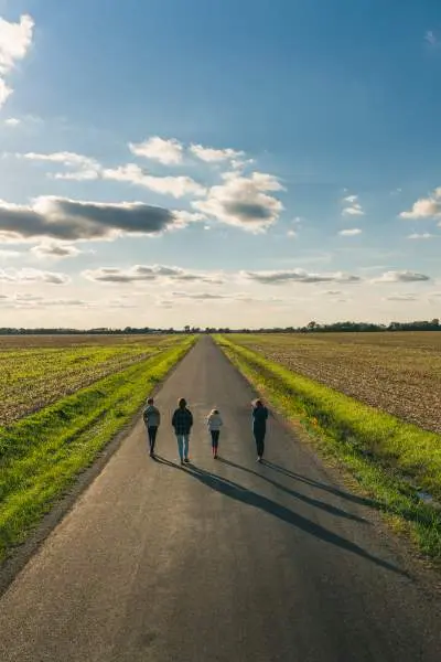 La familia de Craig Hensel pasea por un camino rural en el Great Pumpkin Patch, Illinois. 