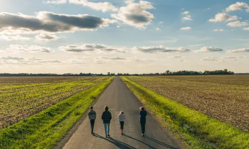 La familia de Craig Hensel pasea por un camino rural en el Great Pumpkin Patch, Illinois. 