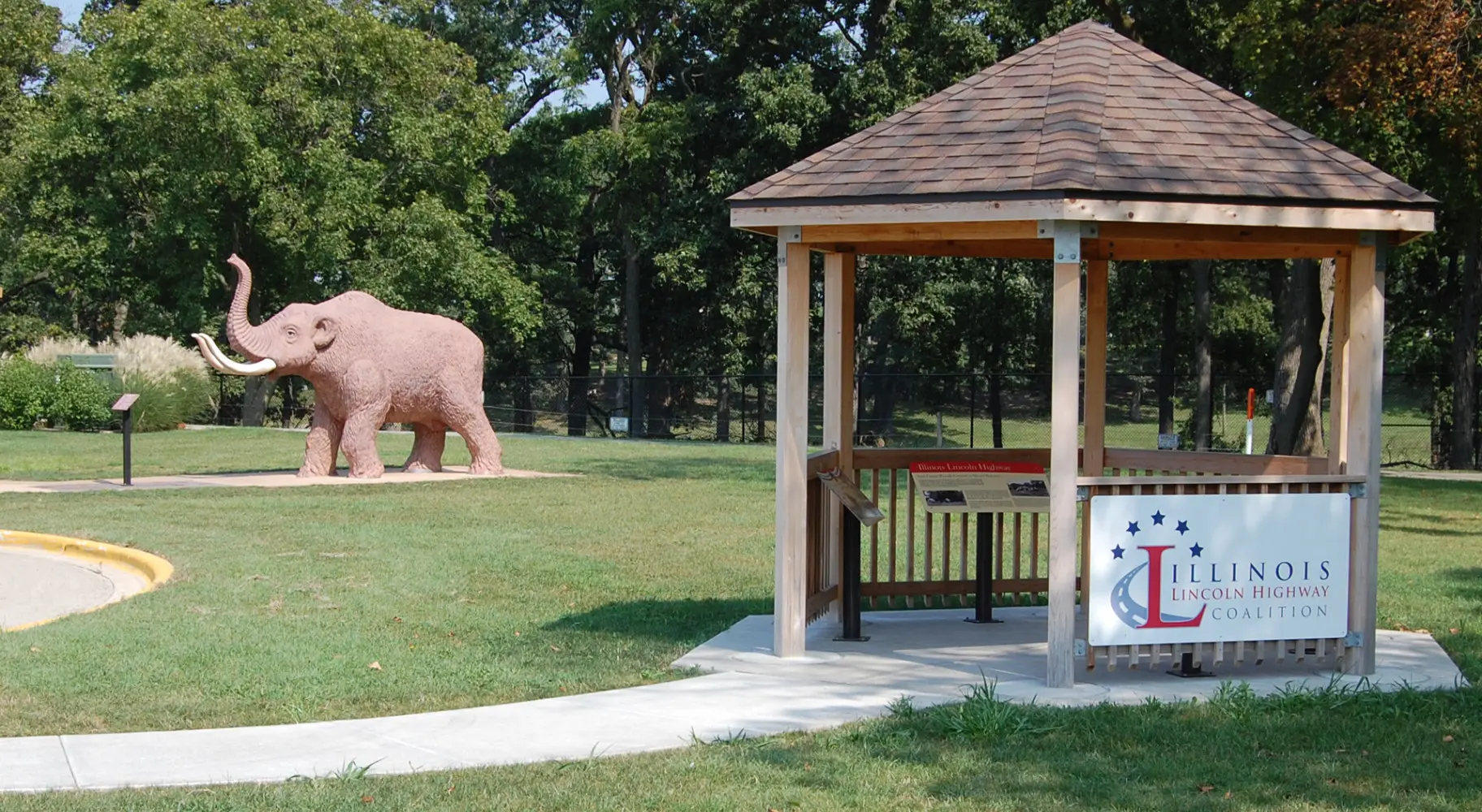 Un pabellón con una estatua de elefante al fondo