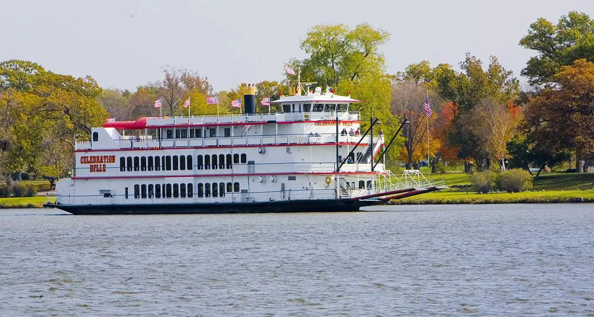 Crucero en barco por el río