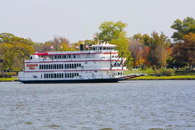 Crucero en barco por el río