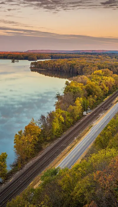 Una carretera a lo largo de un río