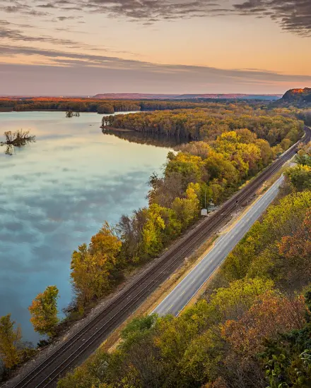 Una carretera a lo largo de un río