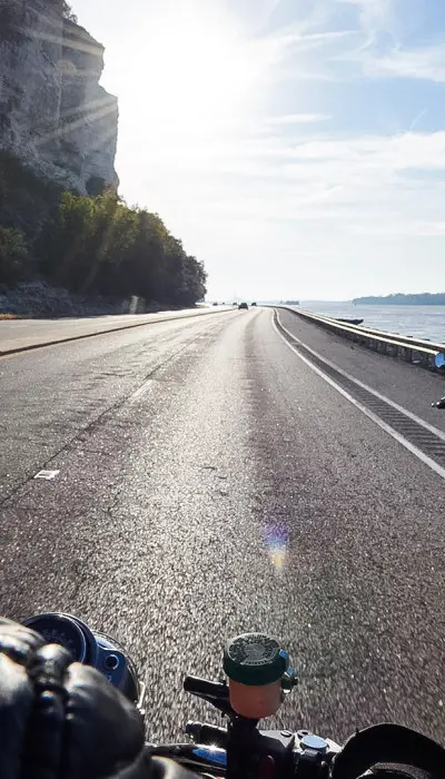 Motociclistas a orillas del río