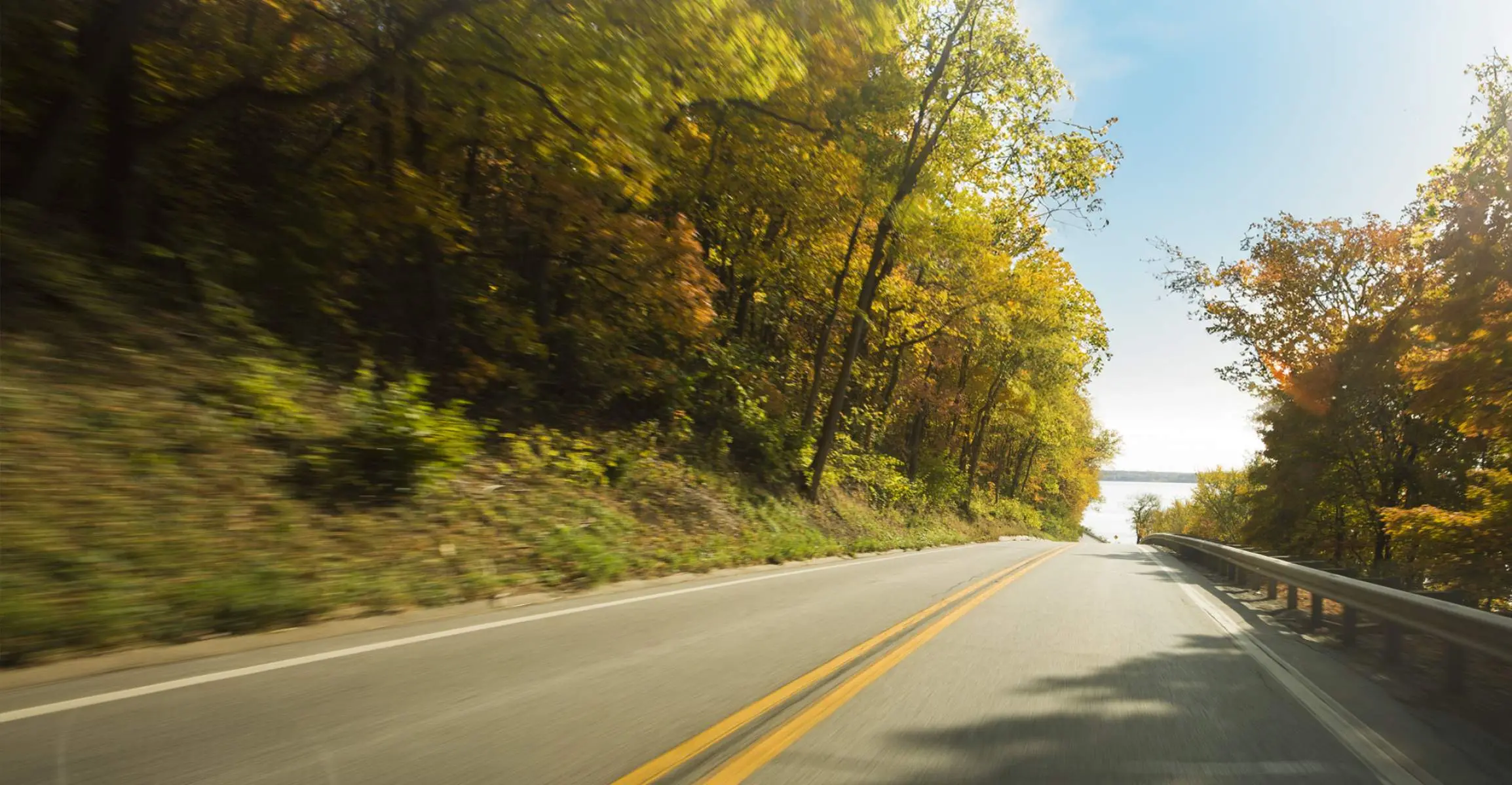 Una carretera rodeada de follaje otoñal