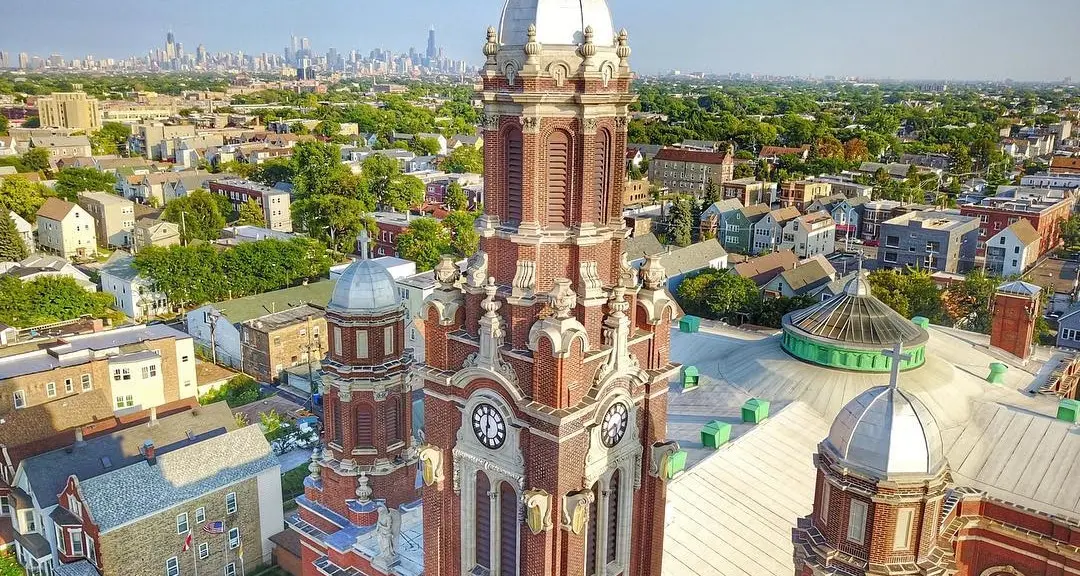 Basílica de San Jacinto con el horizonte de Chicago al fondo