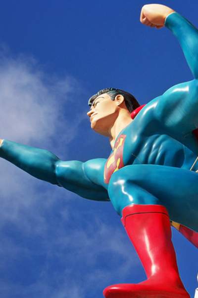 Una estatua de superhombre contra un cielo azul
