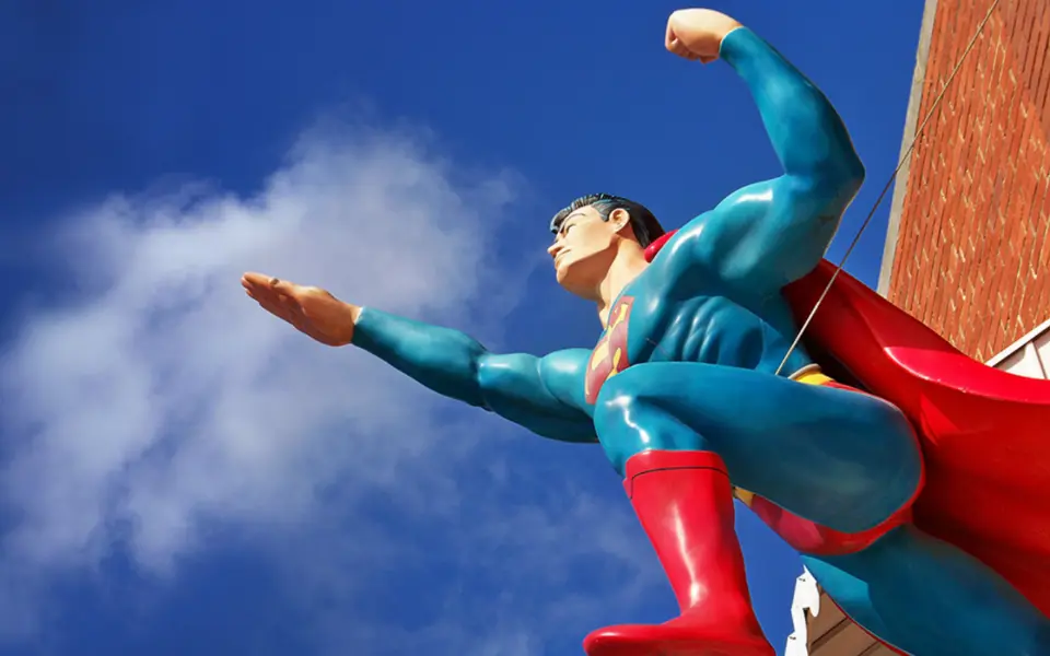 Una estatua de superhombre contra un cielo azul