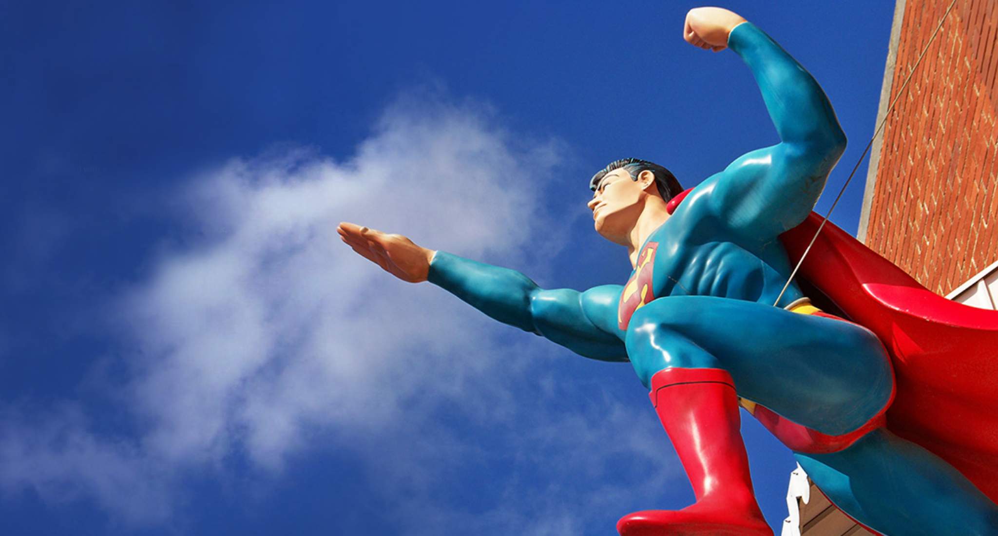 Una estatua de superhombre contra un cielo azul